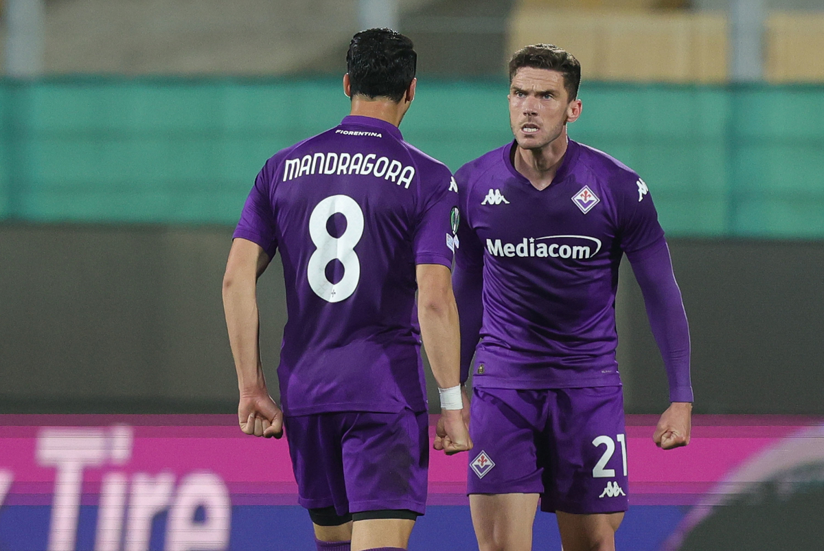 Florencia, Italia - 8 de mayo: Robin Gosens de ACF Fiorentina celebra después de marcar un gol durante la Liga de la Conferencia de la UEFA 2024/25 Final de primera eternidad entre ACF Fiorentina y Real Betis Balompie en Artemio Franchi el 8 de mayo de 2025 en Florencia, Italy. (Foto de Gabriele Maltinti/Getty Images)