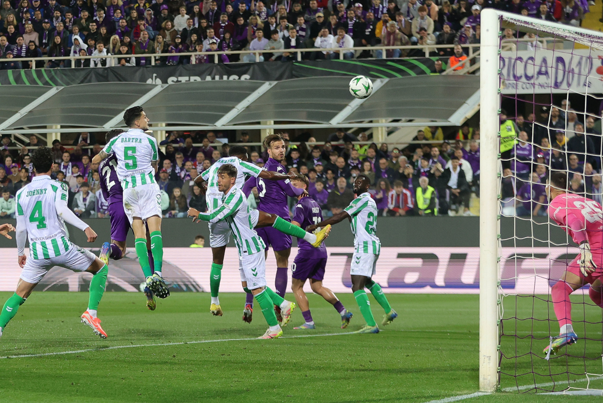 Florencia, Italia - 8 de mayo: Robin Gosens de ACF Fiorentina anota su segundo gol durante la Liga de la Conferencia de la UEFA 2024/25 Semi final de primer partido entre ACF Fiorentina y Real Betis Balompie en Artemio Franchi el 8 de mayo de 2025 en Florencia, Italia. (Foto de Gabriele Maltinti/Getty Images)