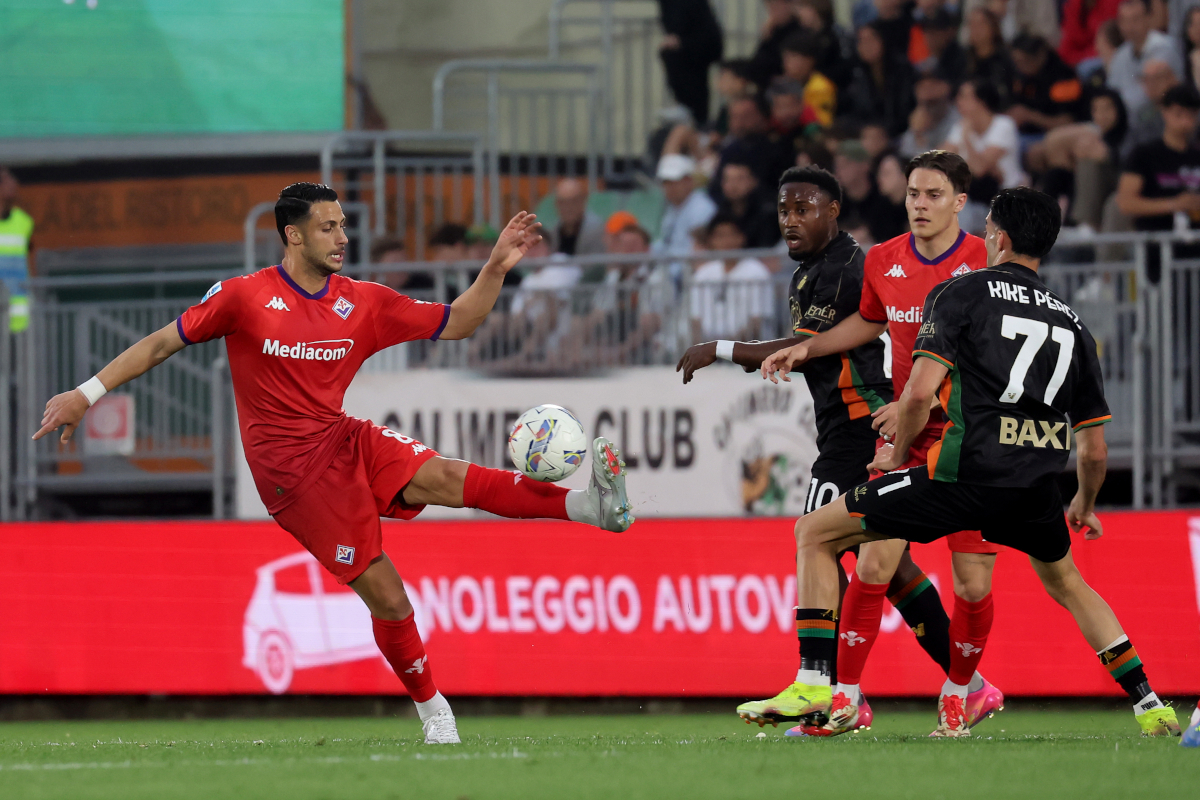 VENICE, ITALY - MAY 12: Rolando Mandragora of Fiorentina competes for the ball during the Serie A match between Venezia and Fiorentina at Stadio Pier Luigi Penzo on May 12, 2025 in Venice, Italy. (Photo by Maurizio Lagana/Getty Images)