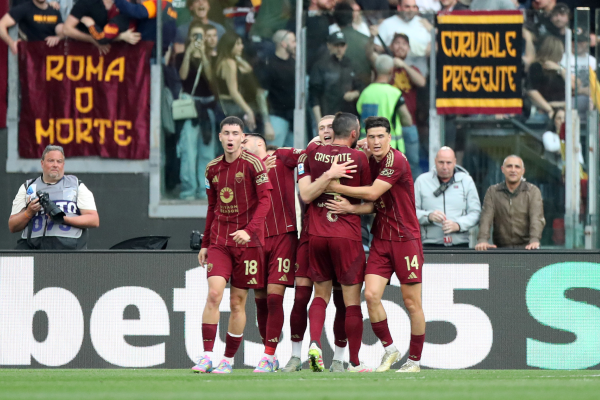 Roma, Italia - 04 de mayo: Artem Dovbyk de AS Roma celebra anotar el primer gol de su equipo con su compañero de equipo Bryan Cristante durante el partido de la Serie A entre Roma y Fiorentina en Stadio Olimpico el 04 de mayo de 2025 en Roma, Italia. (Foto de Paolo Bruno/Getty Images)