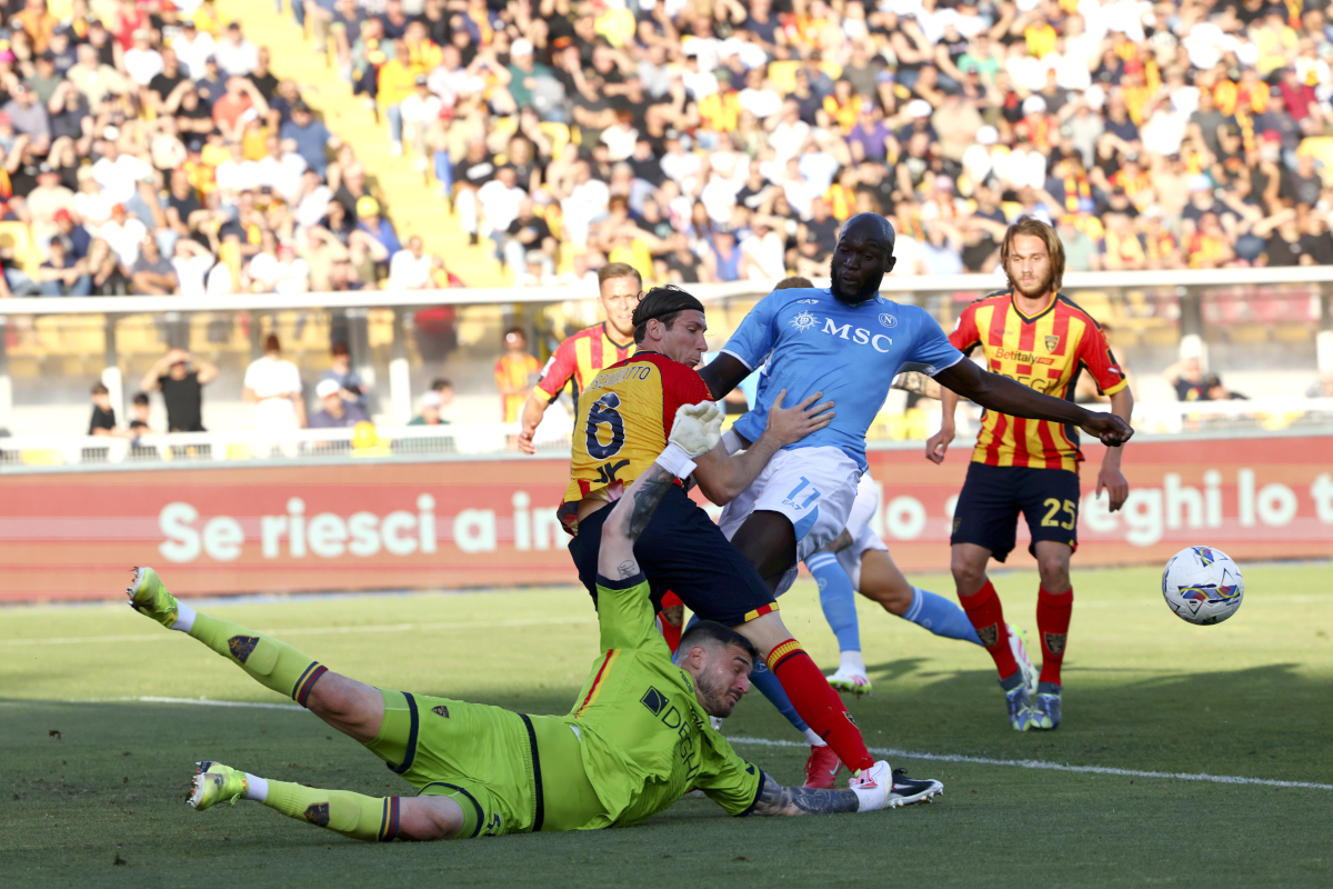 LECCE, ITALY - MAY 03: Federico Baschirotto of Lecce competes for the ball with Romelu Lukaku of Napoli during the Serie A match between Lecce and Napoli at Stadio Via del Mare on May 03, 2025 in Lecce, Italy. (Photo by Maurizio Lagana/Getty Images)