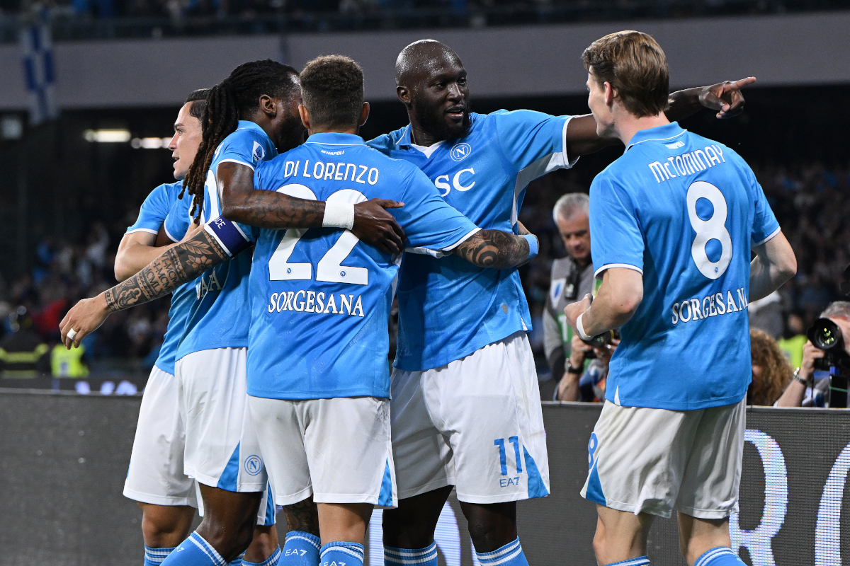 Nápoles, Italia - 11 de mayo: Romelu Lukaku (2ndr) de Napoli celebra después de anotar el primer gol de su equipo durante el partido de la Serie A entre Napoli y Génova en Stadio Diego Armando Maradona el 11 de mayo de 2025 en Nápoles, Italia. (Foto de Francesco Pecoraro/Getty Images)