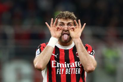 Milan, Italia - 09 Mei: Santiago Gimenez dari AC Milan merayakan mencetak gol pertama timnya selama pertandingan Serie A antara AC Milan dan Bologna di Stadio Giuseppe Meazza pada 09 Mei 2025 di Milan, Italia. (Foto oleh Marco Luzzani/Getty Images)
