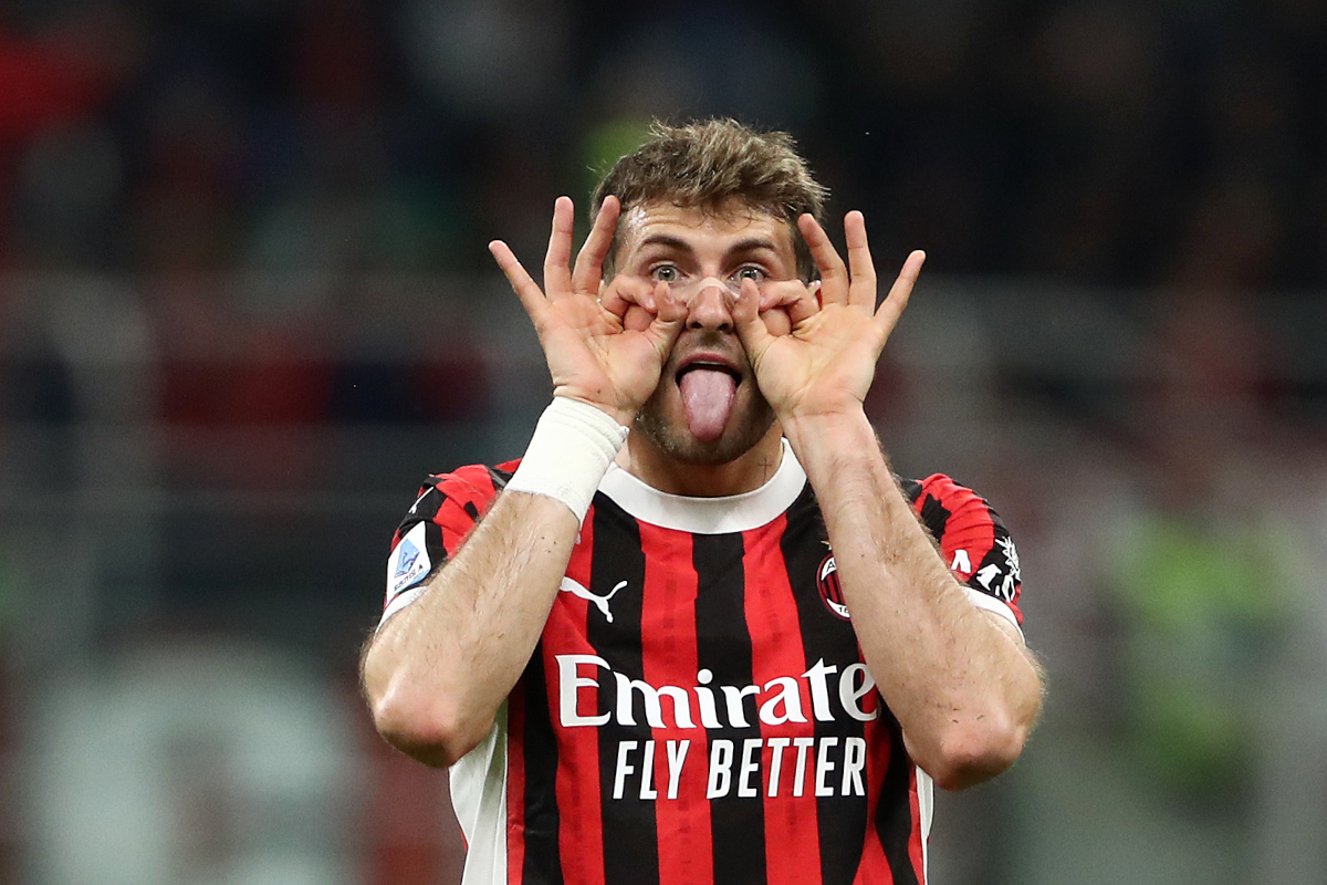 MILAN, ITALIE - 09 MAI : Santiago Gimenez de l'AC Milan célèbre son premier but lors du match de Serie A entre l'AC Milan et Bologne au Stadio Giuseppe Meazza, le 09 mai 2025 à Milan, en Italie. (Photo de Marco Luzzani/Getty Images)