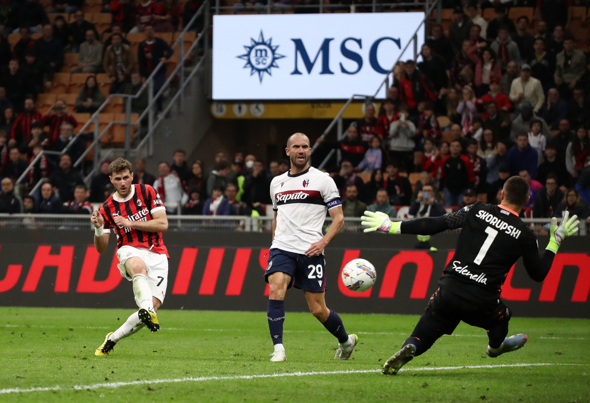 Milán, Italia - 09 de mayo: Santiago Giménez de AC Milán anota el tercer gol de su equipo, ya que Lukasz Skorupski de Bolonia no logra salvar durante el partido de la Serie A entre Milan y Bolonia en Stadio Giuseppe Meaze el 09 de mayo de 2025 en Milán, Italia. (Foto de Marco Luzzani/Getty Images)