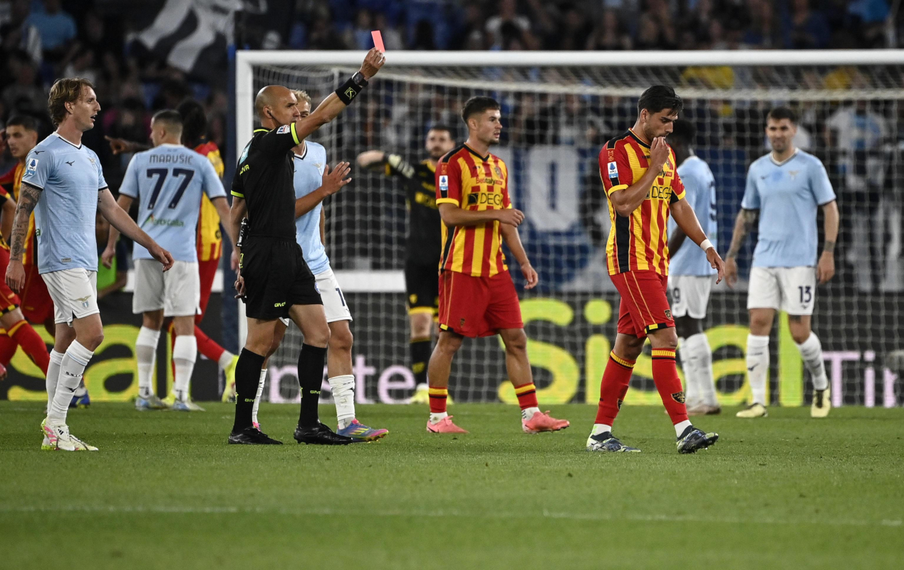 epa12135413 Lecces Santiago Pierotti (R) is sent off by the referee Michael Fabbri (L) during the Serie A soccer match between SS Lazio and US Lecce at the Olimpico stadium in Rome, Italy, 25 May 2025. EPA-EFE/Riccardo Antimiani