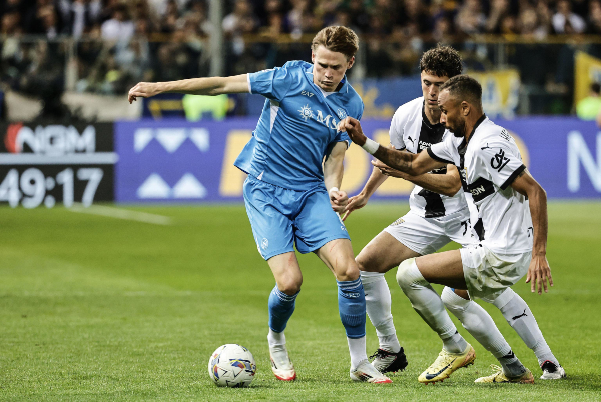 epa12115060 Junior Hernani do Parma (R) em ação contra Scott Mctominay do Napoli durante a partida da Serie A entre Parma Calcio e SSC Napoli.