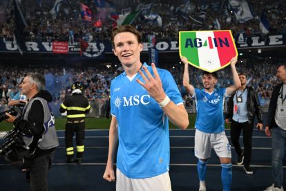 NAPLES, ITALY - MAY 23: Scott McTominay of Napoli celebrates victory following the Serie A match between Napoli and Cagliari at Stadio Diego Armando Maradona on May 23, 2025 in Naples, Italy. (Photo by Francesco Pecoraro/Getty Images)