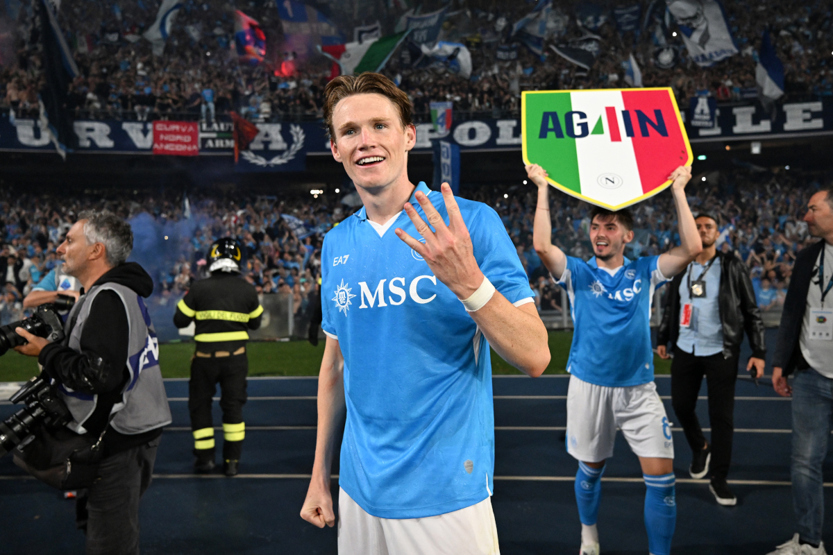 Nápoles, Italia - 23 de mayo: Scott McTominay de Napoli celebra la victoria después del partido de la Serie A entre Napoli y Cagliari en Stadio Diego Armando Maradona el 23 de mayo de 2025 en Nápoles, Italia. (Foto de Francesco Pecoraro/Getty Images)