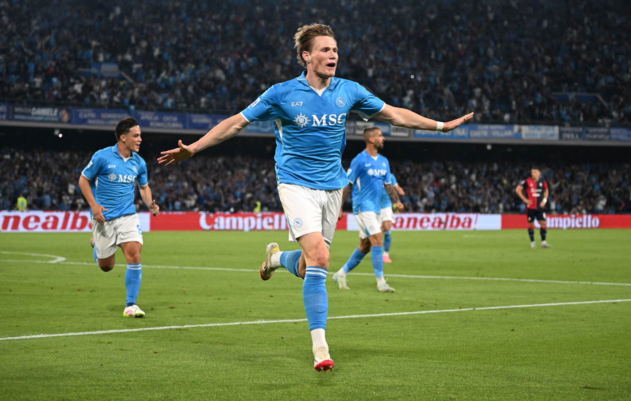 NAPLES, ITALY - MAY 23: Scott McTominay of Napoli celebrates scoring his team's first goal during the Serie A match between Napoli and Cagliari at Stadio Diego Armando Maradona on May 23, 2025 in Naples, Italy. (Photo by Francesco Pecoraro/Getty Images)