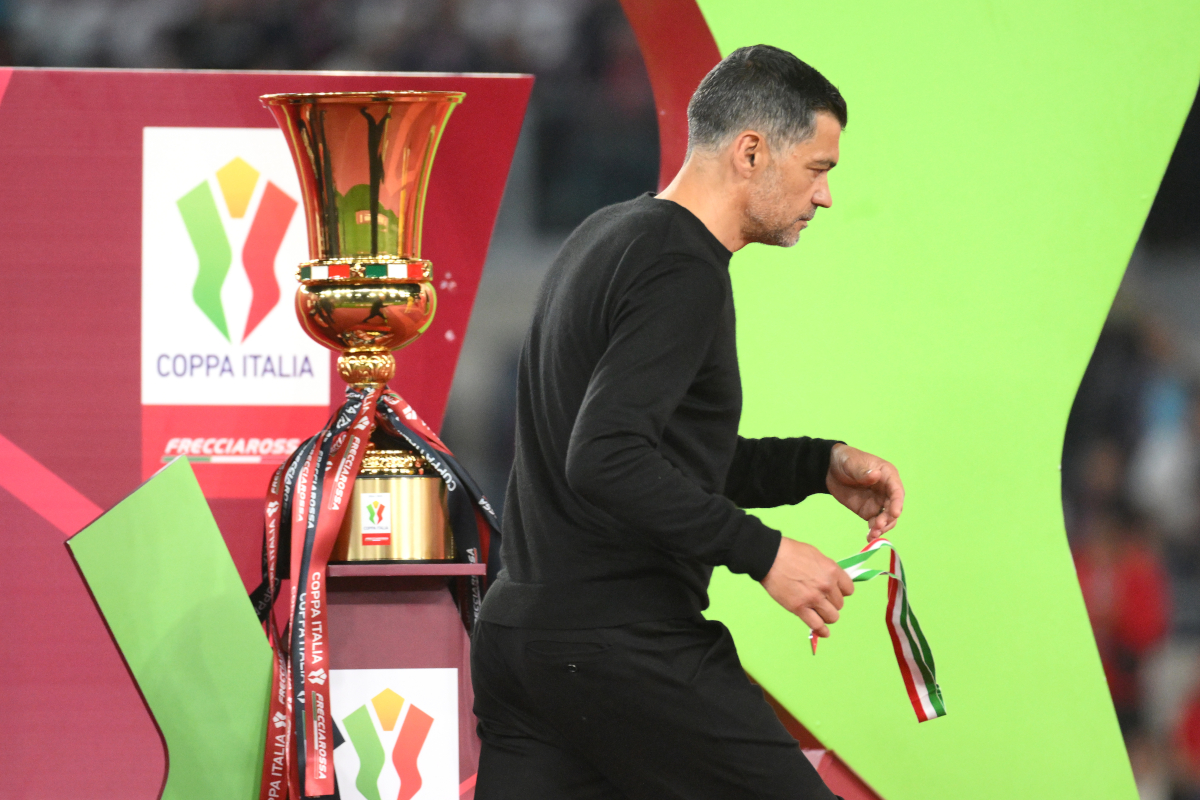 Roma, Italia - 14 de mayo: Sergio Concicao, entrenador en jefe de AC Milan, pasa por el Trofeo Coppa Italia después de la derrota del equipo en el partido final de Coppa Italia entre AC Milan y Bolonia en Stadio Olimpico el 14 de mayo de 2025 en Roma, Italia. (Foto de Marco Rosi/Getty Images)