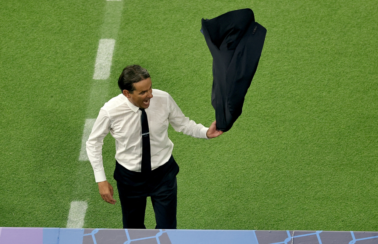 epa12147931 Inter head coach Simone Inzaghi takes off his jacket during the UEFA Champions League final between Paris Saint-Germain and Internazionale Milano in Munich, Germany 31 May 2025. EPA-EFE/FRIEDEMANN VOGEL