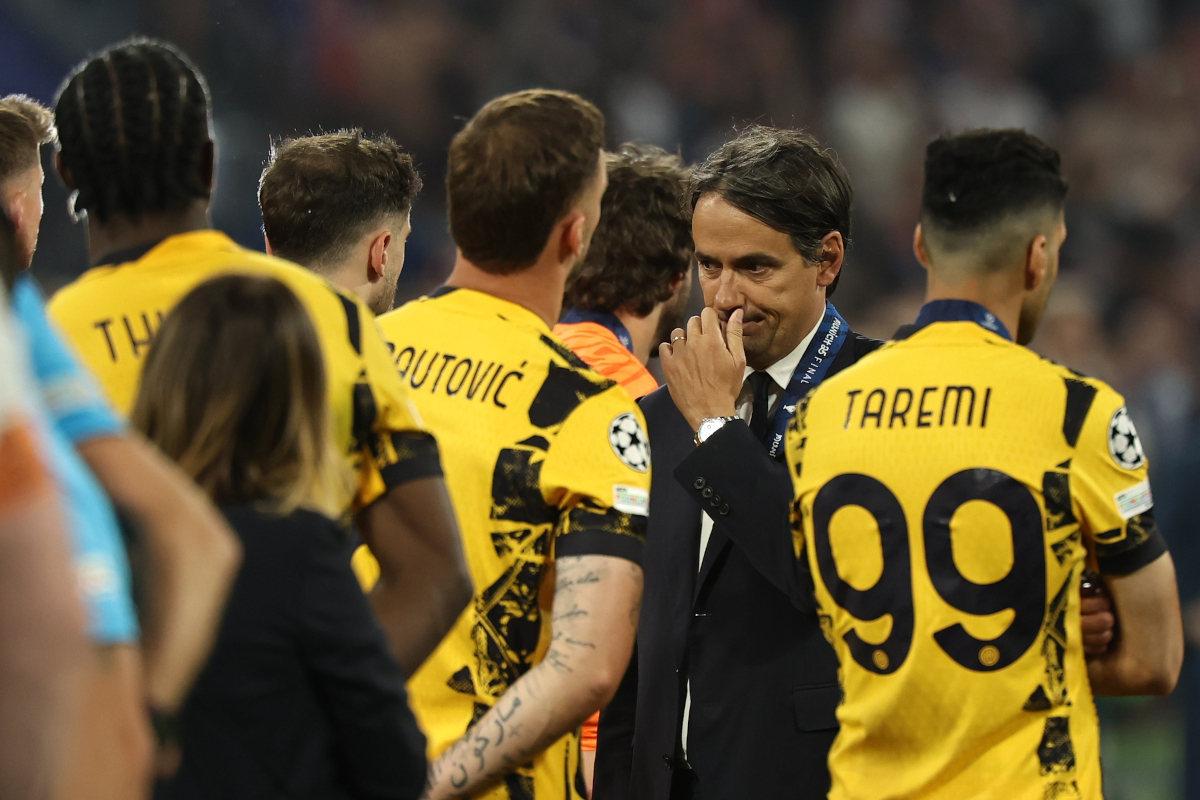 epa12148236 Inter head coach Simone Inzaghi looks disappointed after receiving the runner-up medals of the UEFA Champions League final between Paris Saint-Germain and Internazionale Milano in Munich, Germany 31 May 2025.  EPA-EFE/FILIP SINGER