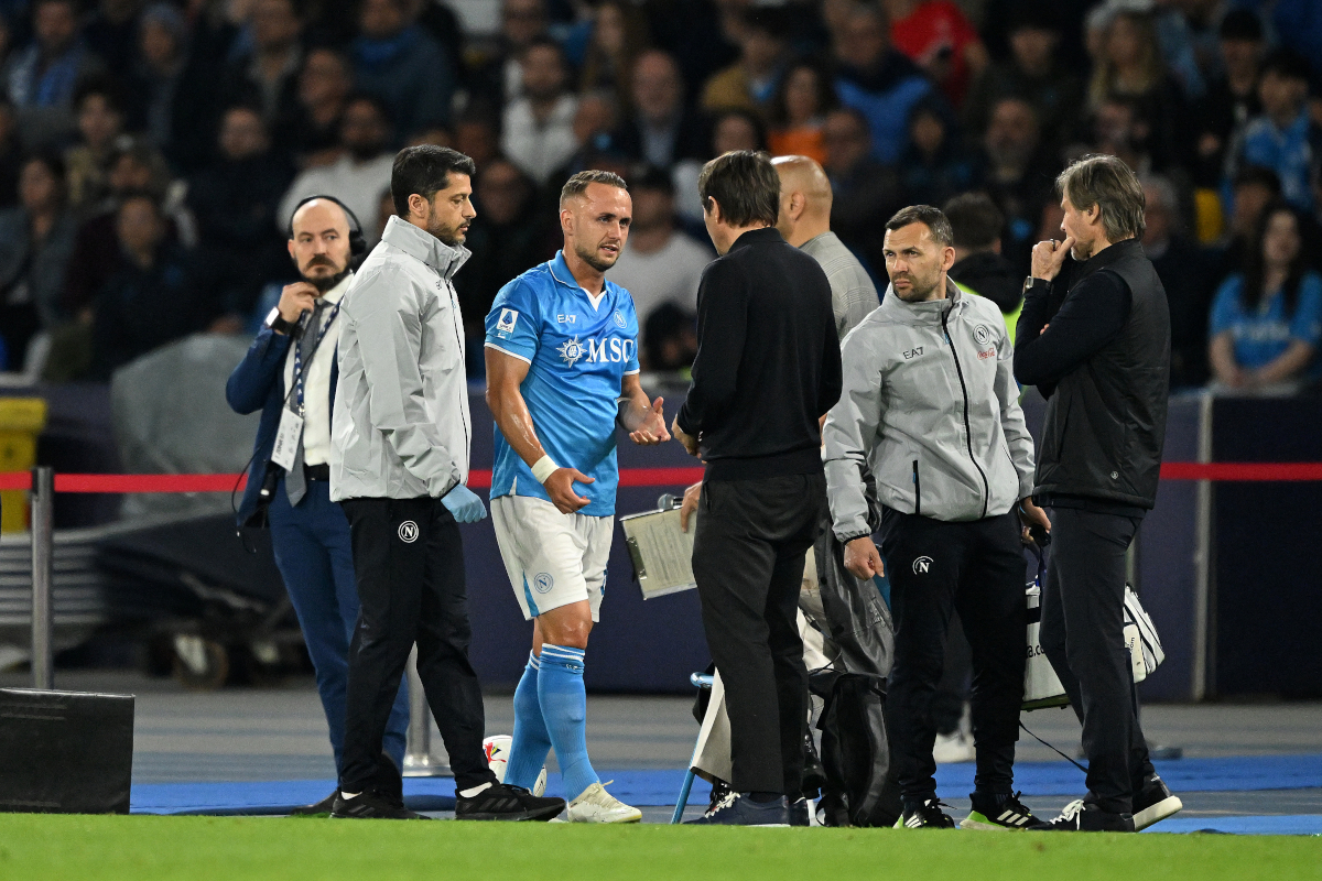 Nápoles, Italia - 11 de mayo: Stanislav Lobotka de Napoli está lesionado durante el partido de la Serie A entre Napoli y Génova en Stadio Diego Armando Maradona el 11 de mayo de 2025 en Nápoles, Italia. (Foto de Francesco Pecoraro/Getty Images)