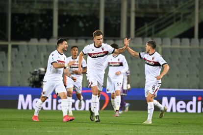 epa12114986 Bologna's Thijs Dallinga (L) celebrates with his teammates after scoring the 1-1 goal during the Italian Serie A soccer match between ACF Fiorentina and Bologna FC, in Florence, Italy, 18 May 2025. EPA-EFE/CLAUDIO GIOVANNINI