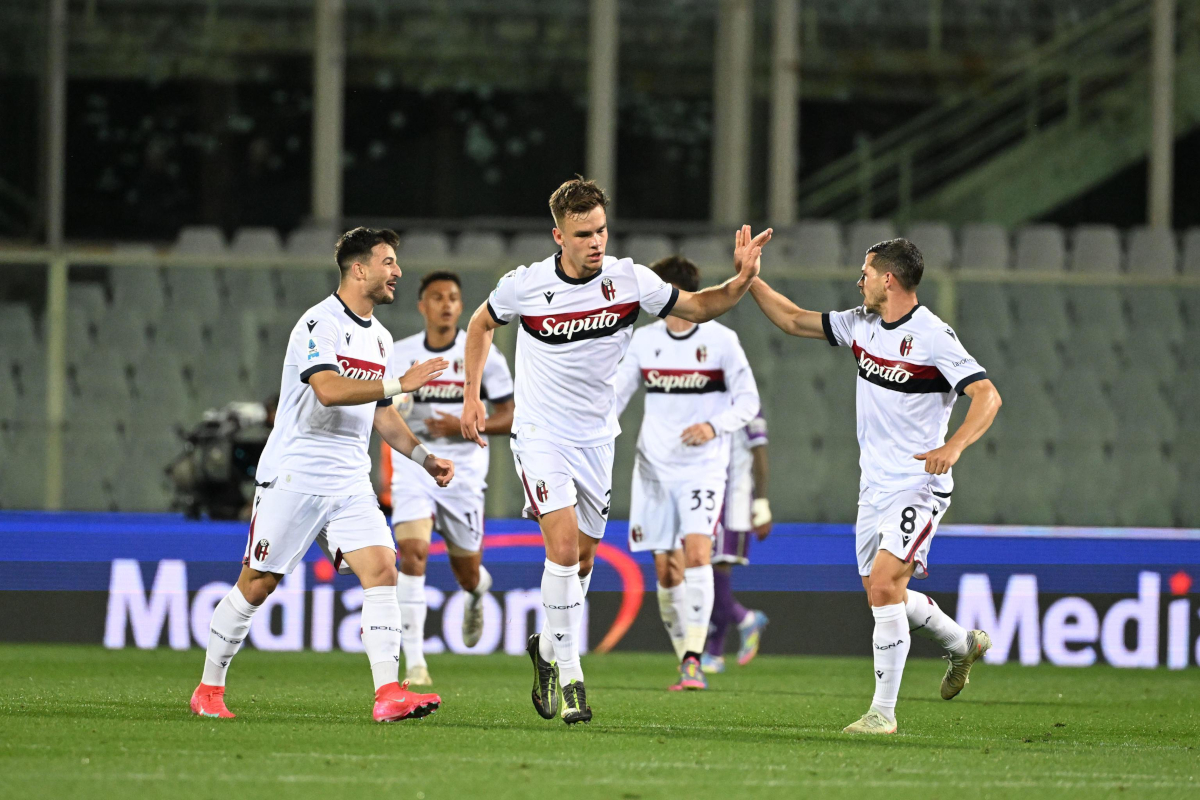 epa12114986 Bologna's Thijs Dallinga (L) celebrates with his teammates after scoring the 1-1 goal during the Italian Serie A soccer match between ACF Fiorentina and Bologna FC, in Florence, Italy, 18 May 2025. EPA-EFE/CLAUDIO GIOVANNINI
