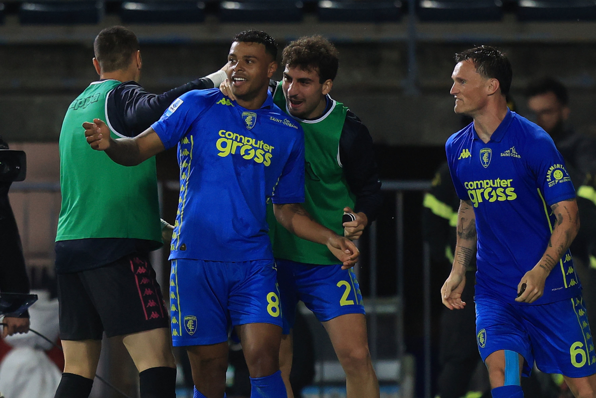 Empoli, Italia - 10 de mayo: Tino Anjorin de Empoli FC celebra después de marcar un gol durante el partido de la Serie A entre Empoli y Parma en Stadio Carlo Castellani el 10 de mayo de 2025 en Empoli, Italia. (Foto de Gabriele Maltinti/Getty Images)