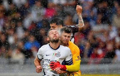 Turin, Italia - 11 Mei: Stefan de Vrij dari FC International Clashes dengan rekan setimnya Josep Martinez selama pertandingan Serie A Bethaeen Turin dan FC International di Stadion Olimpiade Turin pada 11 Mei 2025 di Turin, Italia. (Foto oleh Valerio Pignicino/Getty Images)
