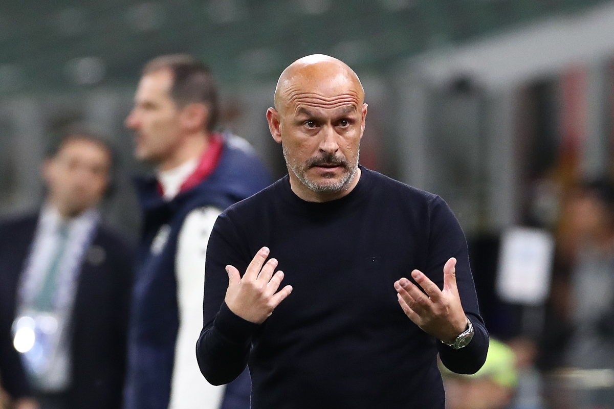 MILANO, ITALIA - 09 MAGGIO: Vincenzo Italiano, allenatore del Bologna, gesticola durante la partita di Serie A tra Milan e Bologna allo Stadio Giuseppe Meazza il 09 maggio 2025 a Milano, Italia. (Foto di Marco Luzzani/Getty Images)