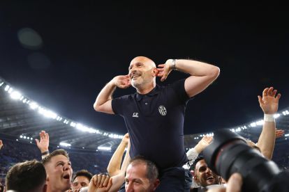 epa12101024 Bologna's head coach Vincenzo Italiano celebrates with his players after winning the Italian Cup final soccer match between AC Milan and Bologna FC in Rome, Italy, 14 May 2025. EPA-EFE/FEDERICO PROIETTI