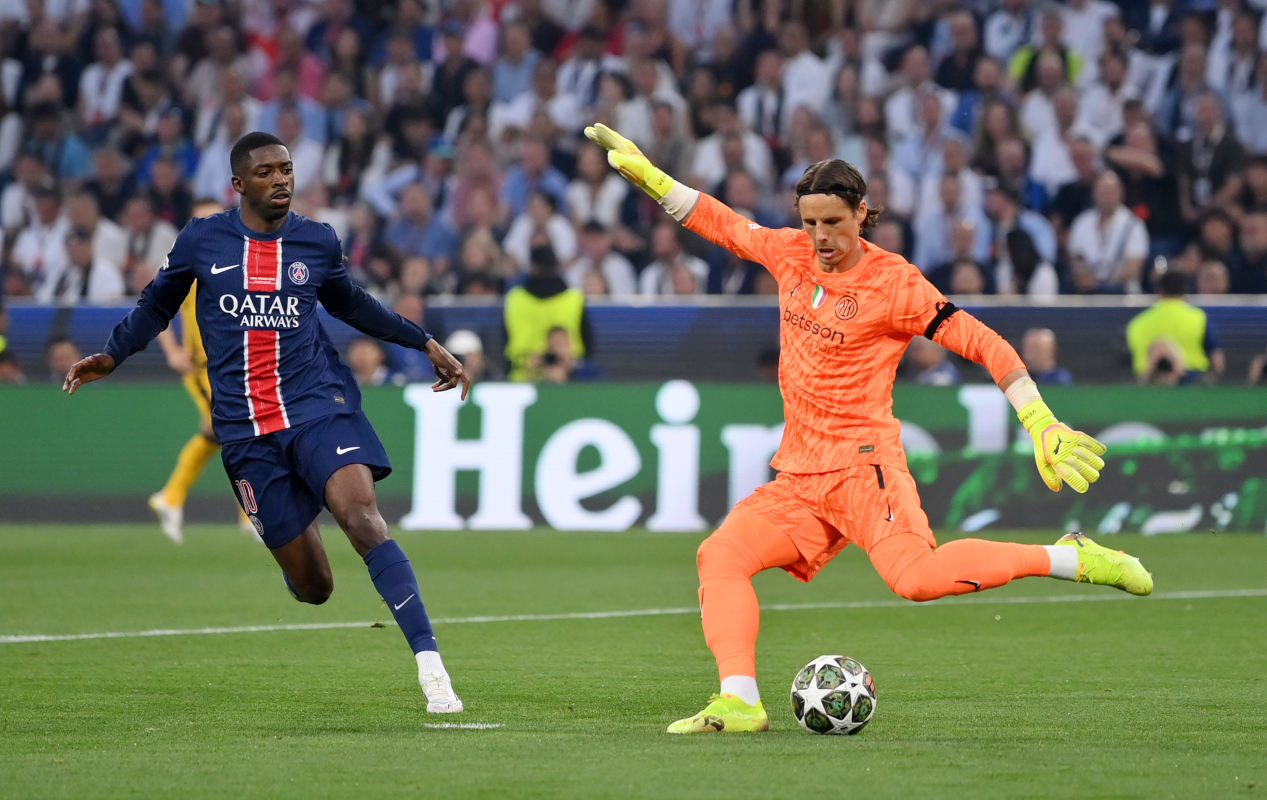 MUNICH, Alemania-31 de mayo: Yann Sommer de FC Internationalee patea la pelota clara mientras está bajo la presión de Ousmane deMbele de Paris Saint-Germain durante la final de la UEFA Champions League 2025 entre Paris Saint-Germain y el FC Internalionale Milano en Munich Football Arena el 31 de mayo de 2025 en Munich, Alemania. (Foto de Justin Setterfield/Getty Images)