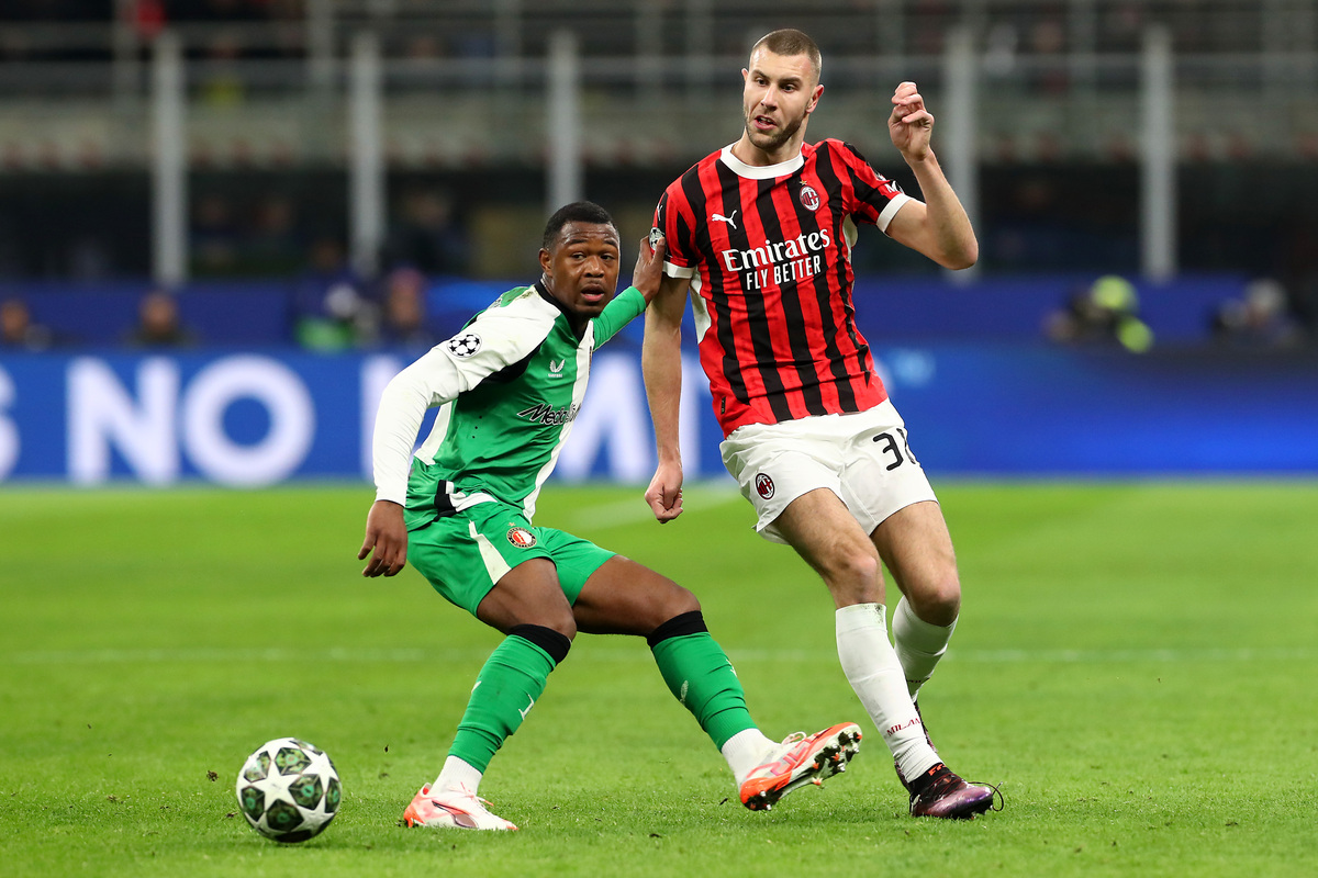 MILAN, ITALY - FEBRUARY 18: Strahinja Pavlovic of AC Milan is challenged by Zepiqueno Redmond of Feyenoord during the UEFA Champions League 2024/25 League Knockout Play-off second leg match between AC Milan and Feyenoord at San Siro Stadium on February 18, 2025 in Milan, Italy. (Photo by Marco Luzzani/Getty Images)