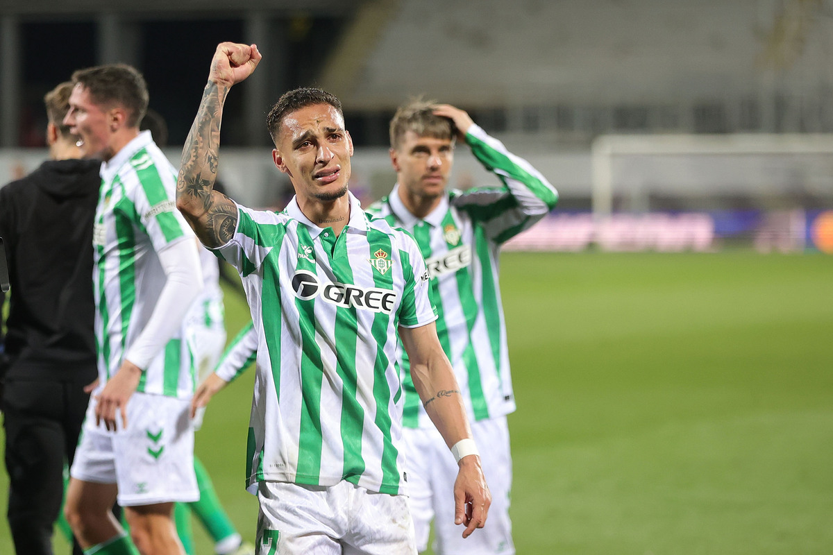 FLORENCE, ITALY - MAY 8: Antony of Real Betis Belompie celebrates the victory after the UEFA Conference League 2024/25 Semi Final First Leg match between ACF Fiorentina and Real Betis Balompie at Artemio Franchi on May 8, 2025 in Florence, Italy. (Photo by Gabriele Maltinti/Getty Images)