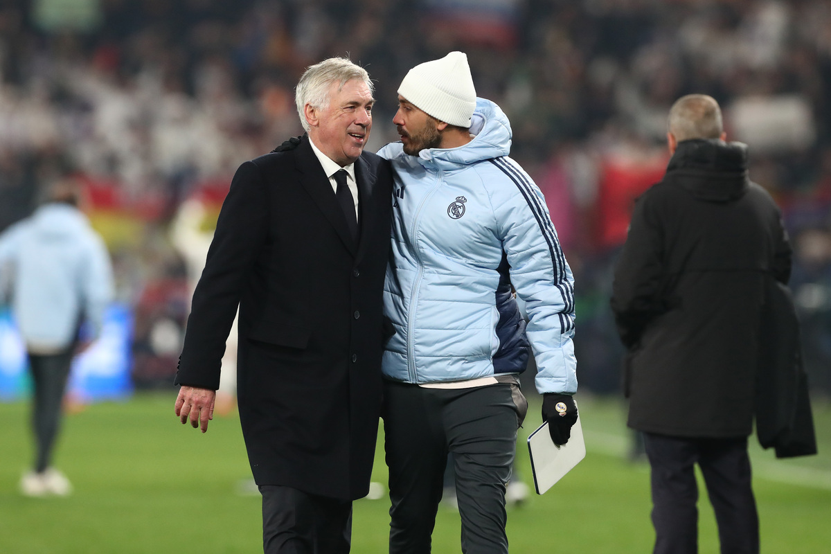 BERGAMO, ITALY - DECEMBER 10: Carlo Ancelotti, Head Coach of Real Madrid, interacts with Davide Ancelotti, Assistant Manager of Real Madrid, at full-time following the team's victory in the UEFA Champions League 2024/25 League Phase MD6 match between Atalanta BC and Real Madrid C.F. at Stadio di Bergamo on December 10, 2024 in Bergamo, Italy. (Photo by Marco Luzzani/Getty Images)