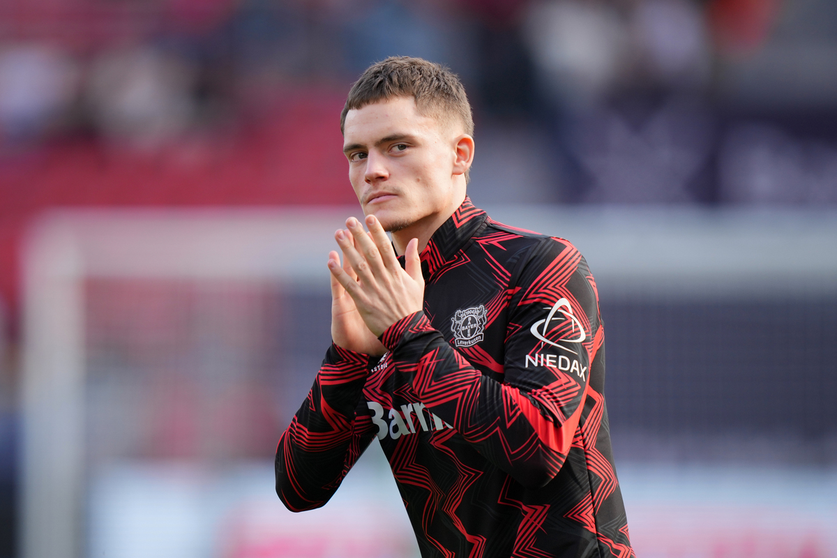 LEVERKUSEN, GERMANY - MARCH 08: Florian Wirtz of Bayer 04 Leverkusen enters the pitch prior to the Bundesliga match between Bayer 04 Leverkusen and SV Werder Bremen at the BayArena on March 08, 2025 in Leverkusen, Germany. (Photo by Pau Barrena/Getty Images)