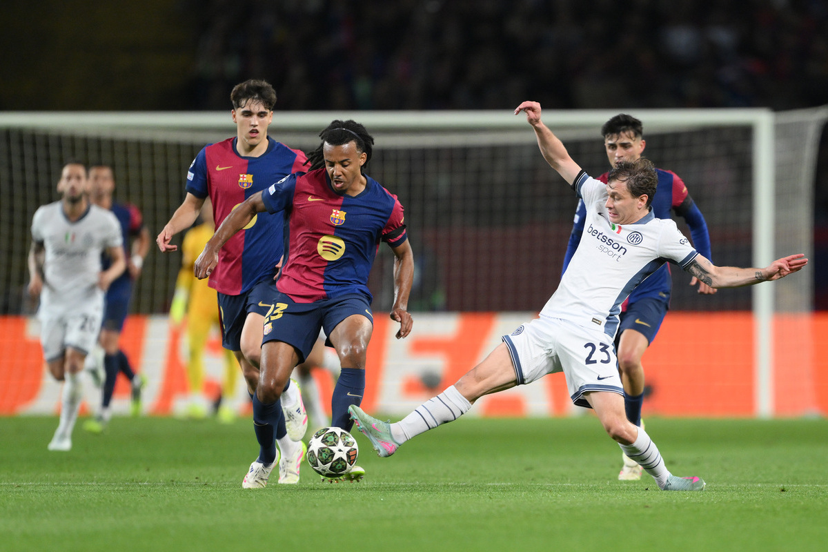 Nicolò Barella em ação contra o Barcelona
