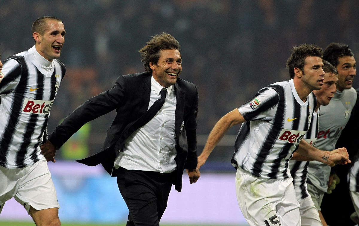 MILAN, ITALY - OCTOBER 29: Antonio Conte (C) manager of Juventus FC celebrates a victory with Giorgio Chiellini (L), Andrea Barzagli, Claudio Marchisio and Gianluigi Buffon at the end of the Serie A match between FC Internazionale Milano and Juventus FC at Stadio Giuseppe Meazza on October 29, 2011 in Milan, Italy. (Photo by Marco Luzzani/Getty Images)