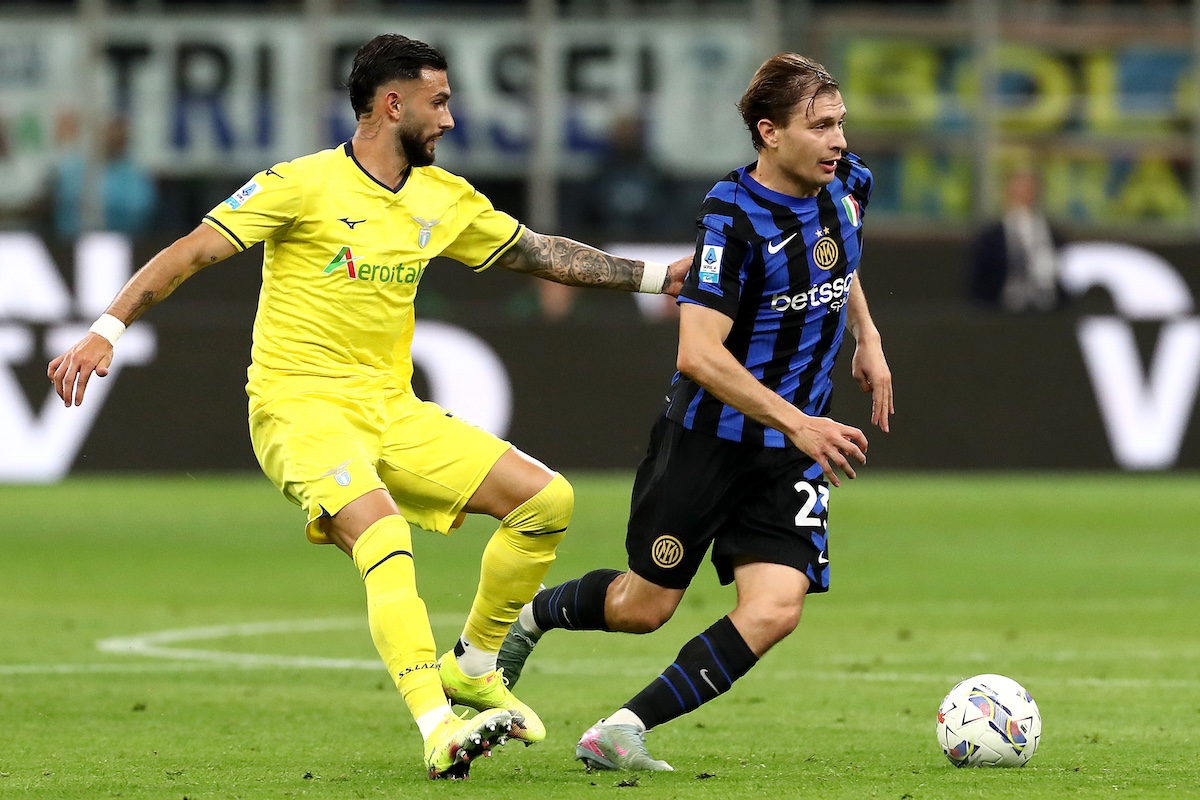 MILAN, ITALY - MAY 18: Nicolo Barella of FC Internazionale (R) runs with the ball whilst under pressure from Valentin Castellanos of Lazio (L) during the Serie A match between FC Internazionale and SS Lazio at Stadio Giuseppe Meazza on May 18, 2025 in Milan, Italy. (Photo by Marco Luzzani/Getty Images)