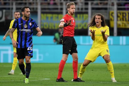 MILAN, ITALY - MAY 18: Matteo Guendouzi of SS Lazio reacts with the referee Daniele Chiffi during the Serie match between Inter and Lazio at Stadio Giuseppe Meazza on May 18, 2025 in Milan, Italy. (Photo by Marco Rosi - SS Lazio/Getty Images)
