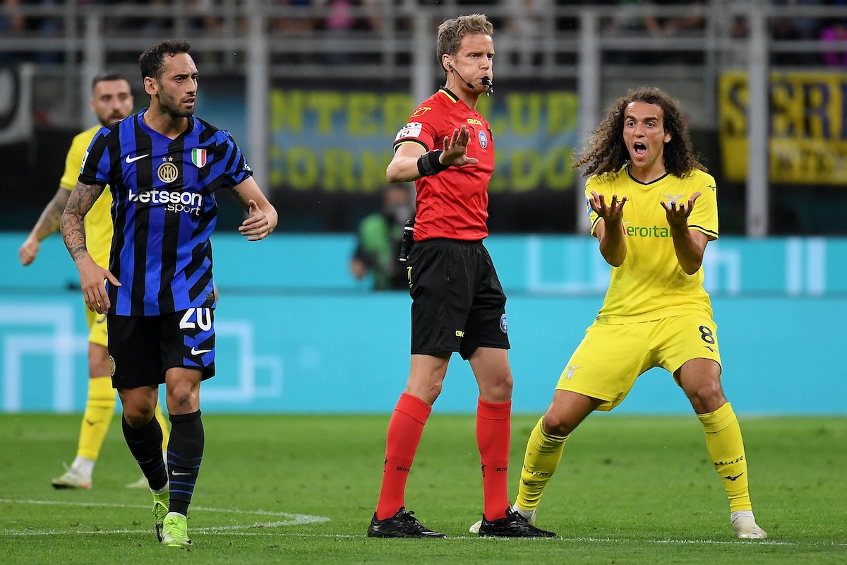MILAN, ITALY - MAY 18: Matteo Guendouzi of SS Lazio reacts with the referee Daniele Chiffi during the Serie match between Inter and Lazio at Stadio Giuseppe Meazza on May 18, 2025 in Milan, Italy. (Photo by Marco Rosi - SS Lazio/Getty Images)