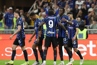 MILAN, ITALY - MAY 18: Yann Aurel Bisseck of FC Internazionale celebrates scoring his team's first goal with teammate Marcus Thuram during the Serie A match between FC Internazionale and SS Lazio at Stadio Giuseppe Meazza on May 18, 2025 in Milan, Italy. (Photo by Marco Luzzani/Getty Images)