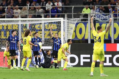 MILAN, ITALY - MAY 18: Pedro of Lazio celebrates scoring his team's first goal during the Serie A match between FC Internazionale and SS Lazio at Stadio Giuseppe Meazza on May 18, 2025 in Milan, Italy. (Photo by Marco Luzzani/Getty Images)