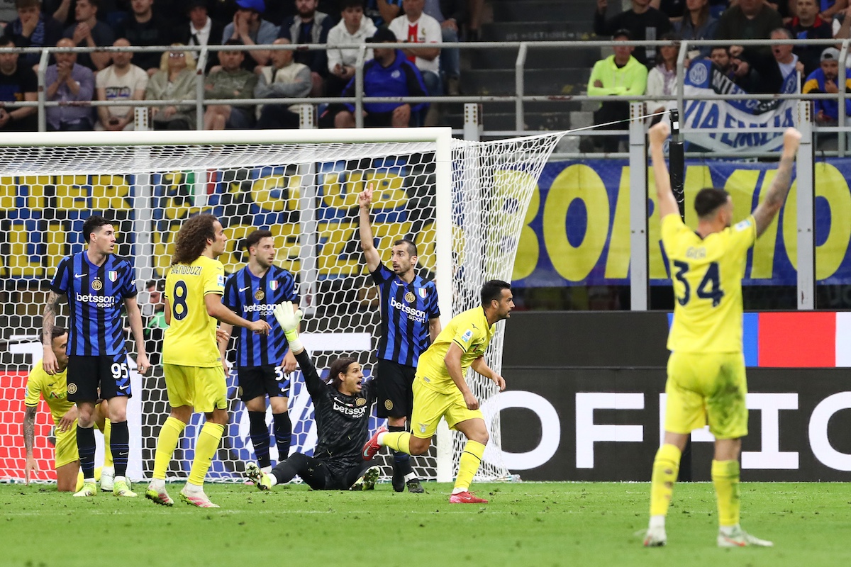 MILÁN, ITALIA - 18 DE MAYO: Pedro de Lazio celebra el primer gol de su equipo durante el partido de la Serie A entre FC Internazionale y SS Lazio en el Stadio Giuseppe Meazza el 18 de mayo de 2025 en Milán, Italia. (Foto de Marco Luzzani/Getty Images)