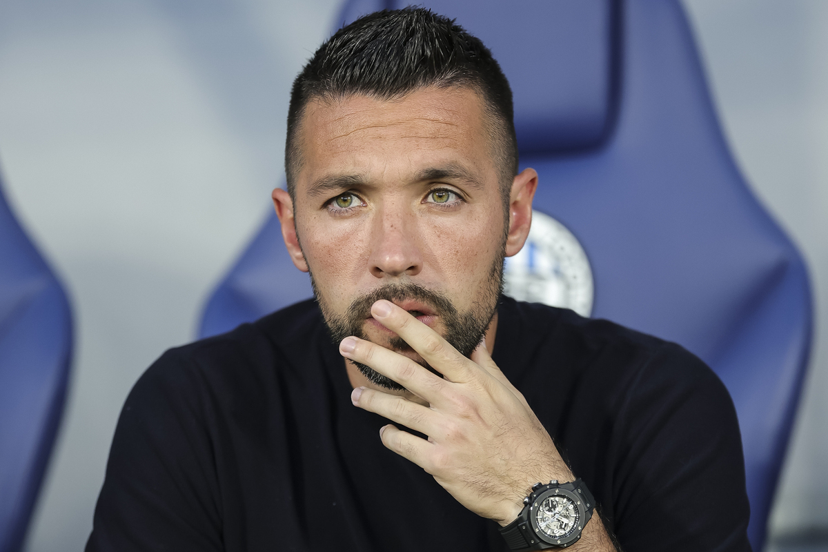 Backa Topola, Serbia - 01 de agosto: el entrenador en jefe Francesco Farioli observa durante la segunda ronda de clasificación de la Europa League de la UEFA, la segunda etapa de la segunda etapa entre FK Vojvodina y FC Ajax en TSC Arena el 01 de agosto de 2024 en Backa Topola, Serbia. (Foto de Srdjan Stevanovic/Getty Images)