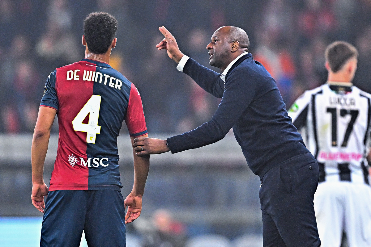 Genoa, Italy - April 4: Genoa (right) head coach Patrick Vieira will issue some instructions for Coni de Winter during the Serie A match between Genoa and Udinese at Studio Luigi Ferraris in Genoa, Italy on April 4, 2025. (Photo: Simone Arveda/Getty Images)