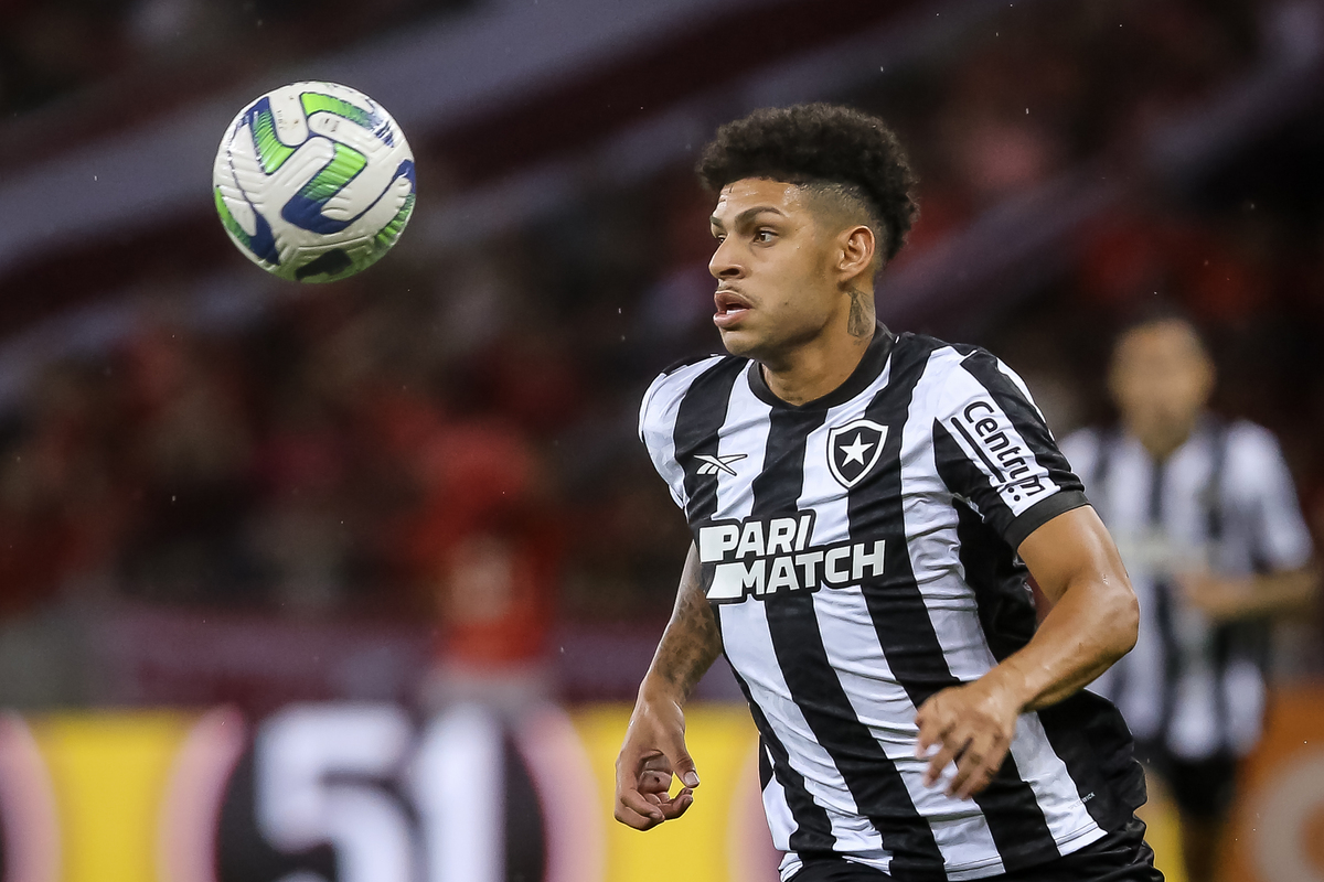 PORTO ALEGRE, BRAZIL - DECEMBER 6: Luis Henrique of Botafogo looks at the ball during the match between Internacional and Botafogo as part of Brasileirao 2023 at Beira-Rio Stadium on December 6, 2023 in Porto Alegre, Brazil. (Photo by Pedro H. Tesch/Getty Images)