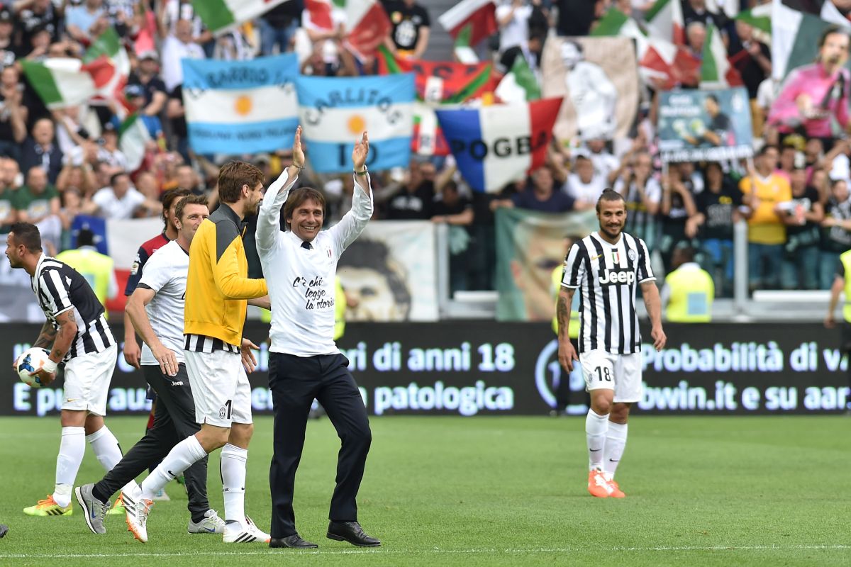 Turin, Italie - 18 mai: L'entraîneur-chef du FC de la Juventus, Antonio Conte, célèbre 102 points dans le championnat à la fin du match de Serie A entre la Juventus et Cagliari Calcio à la Juventus Arena le 18 mai 2014 à Turin, en Italie. (Photo de Valerio Pennicino / Getty Images)