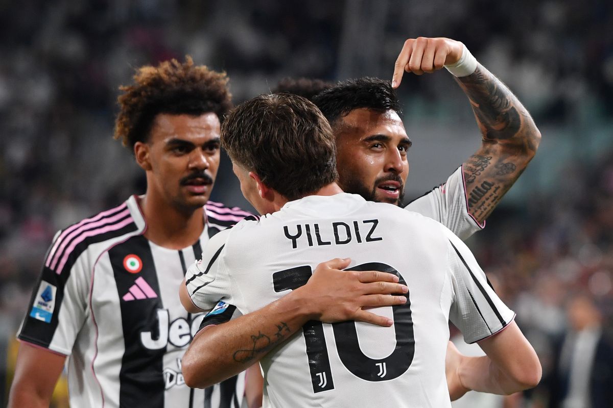 TURIN, ITALY - MAY 18: Nicolas Gonzalez of Juventus celebrates scoring his team's first goal with teammate Kenan Yildiz during the Serie A match between Juventus and Udinese at Allianz Stadium on May 18, 2025 in Turin, Italy. (Photo by Chris Ricco/Getty Images)