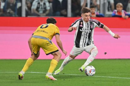 TURIN, ITALY - MAY 18: Francisco Conceicao of Juventus controls the ball under pressure from Oier Zarraga of Udinese during the Serie A match between Juventus and Udinese at Allianz Stadium on May 18, 2025 in Turin, Italy. (Photo by Chris Ricco/Getty Images)