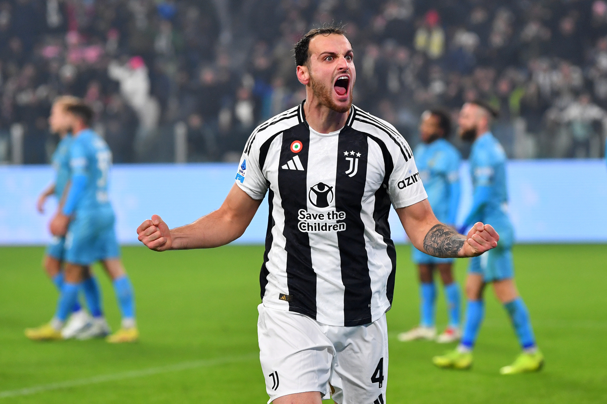 TURIM, ITÁLIA - 14 DE DEZEMBRO: Federico Gatti, da Juventus, comemora o primeiro gol de sua equipe durante a partida da Série A entre Juventus e Venezia no Estádio Allianz em 14 de dezembro de 2024 em Turim, Itália. (Foto de Valerio Pennicino/Getty Images)