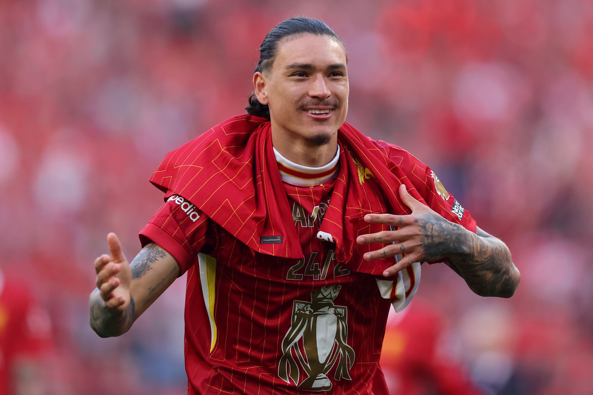 LIVERPOOL, INGHILTERRA - 27 APRILE: Darwin Nunez del Liverpool festeggia la vittoria della squadra e la conferma del titolo di Premier League dopo la partita di Premier League tra Liverpool FC e Tottenham Hotspur FC ad Anfield, il 27 aprile 2025 a Liverpool, Inghilterra. (Foto di Carl Recine/Getty Images)