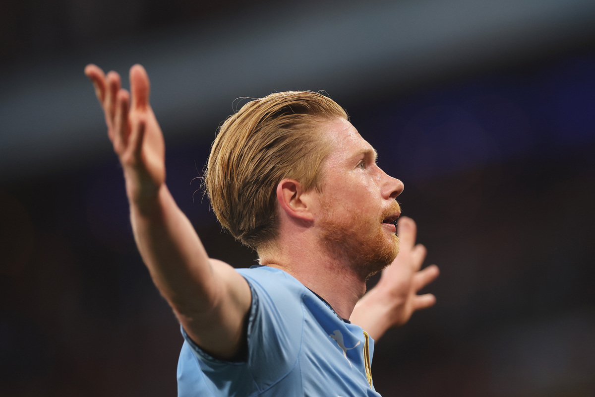 Manchester, Inglaterra - 02 de mayo: Kevin de Bruyne de Manchester City celebra anotar el primer gol de su equipo durante el partido de la Premier League entre el Manchester City FC y el Wolverhampton Wanderers FC en el estadio Etihad el 02 de mayo de 2025 en Manchester, Inglaterra. (Foto de Carl Recine/Getty Images)