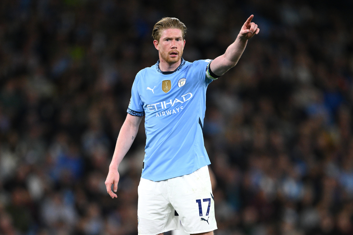Manchester, Inglaterra - 02 de mayo: El capitán de Manchester City, Kevin de Bruyne, hace un punto durante el partido de la Premier League entre el Manchester City FC y el Wolverhampton Wanderers FC en el estadio Etihad el 02 de mayo de 2025 en Manchester, Inglaterra. (Foto de Stu Forster/Getty Images)