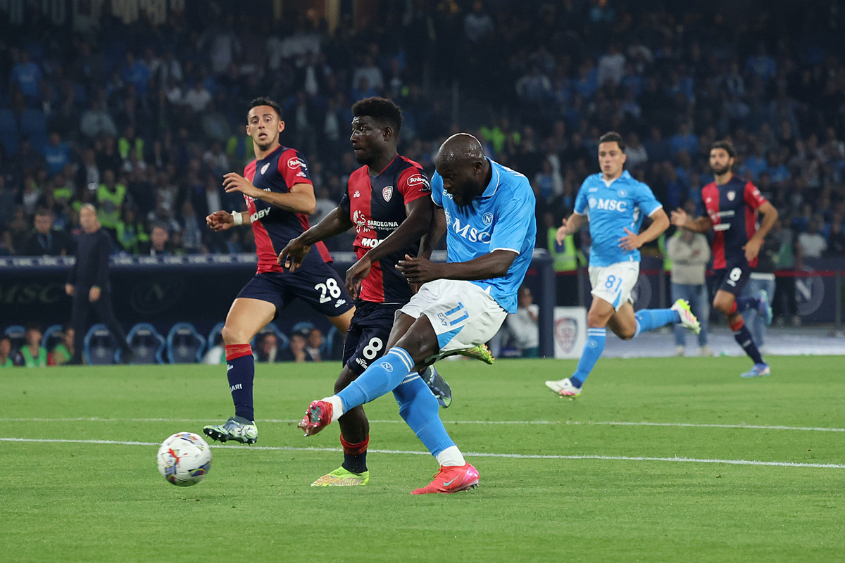 NAPLES, ITALY - MAY 23: Romelu Lukaku of Napoli scores his team's second goal whilst under pressure from Michel Ndary Adopo of Cagliari during the Serie A match between Napoli and Cagliari at Stadio Diego Armando Maradona on May 23, 2025 in Naples, Italy. (Photo by Francesco Pecoraro/Getty Images)