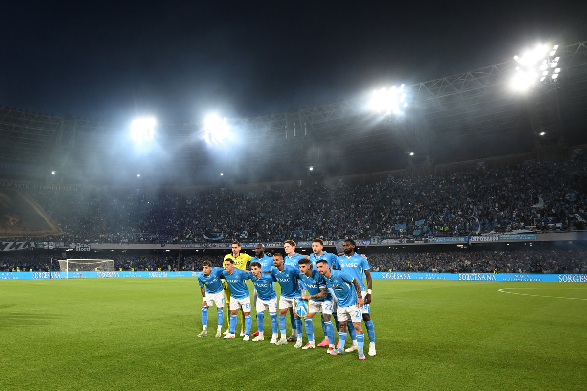 NAPLES, ITALY - MAY 23: Players of Napoli pose for a team photograph prior to the Serie A match between Napoli and Cagliari at Stadio Diego Armando Maradona on May 23, 2025 in Naples, Italy. (Photo by Francesco Pecoraro/Getty Images)