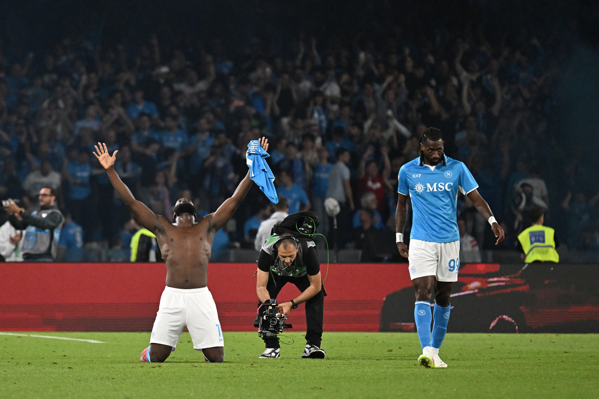 Napels, Italië - 23 mei: Romelu Lukaku van Napoli viert het scoren van het tweede doelpunt van zijn team tijdens de Serie A -wedstrijd tussen Napoli en Cagliari in Stadio Diego Armando Maradona op 23 mei 2025 in Naples, Italië. (Foto door Francesco Pecoraro/Getty Images)